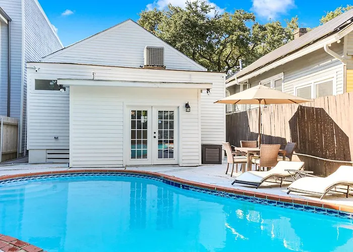 Luxury House With Pool And Hot Tub
