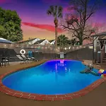 Luxury House With Pool And Hot Tub
